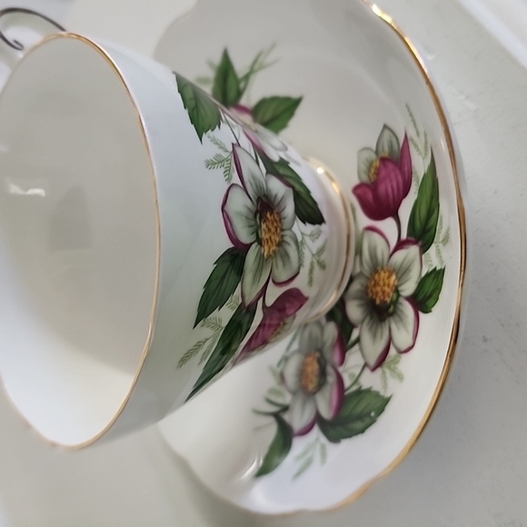 Vintage REGENCY English Bone China Christmas Rose Teacup and Saucer. 1950 - Picture 8 of 8